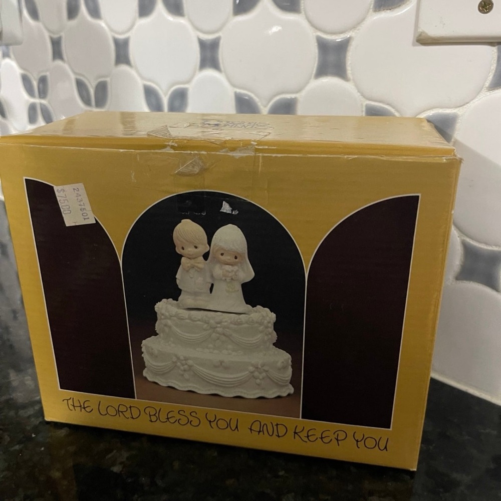 Precious Moments Wedding Cake Topper/Figures with music box 1981
